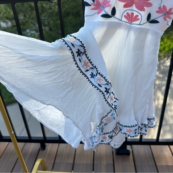 Whimsical White Embroidered Romper | Size 6 - Fits like a US Women’s Small - Picture 10 of 14